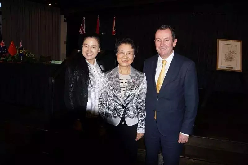 省政协主席乔传秀（中）、澳大利亚西澳州州长Mark McGowan（右）与陶晓莺董事长（左）在经贸交流会上亲切交流.jpg